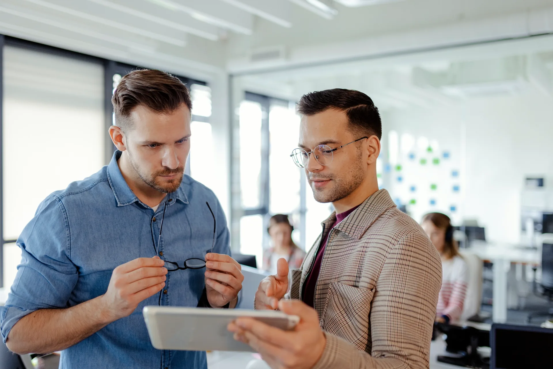 IT Professionals im Serverraum